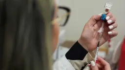 Las vacunas contra el cáncer podrían transformar el tratamiento y la prevención, pero la desinformación amenaza su potencial